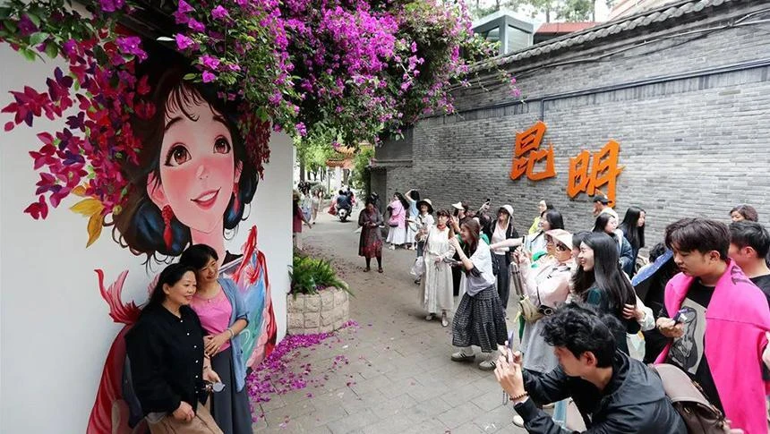昆明又添打卡地！“簪花少女”火出圈