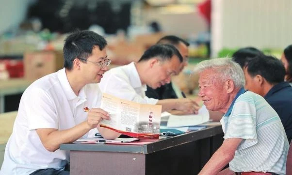 陆良县：下沉基层一线 面对面收集民情民意