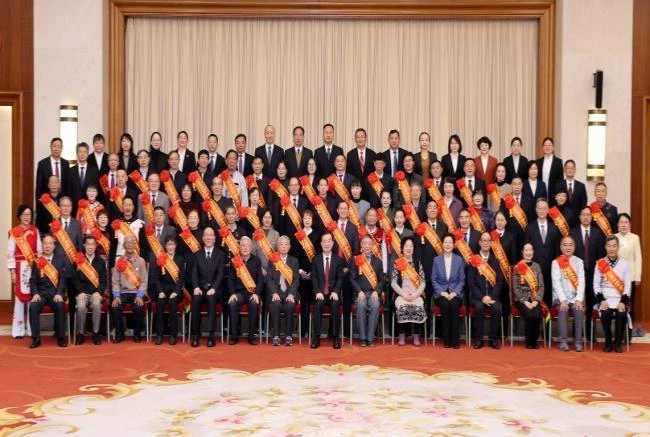 全省离退休干部“双先”表彰大会上，“银发力量”这样闪光