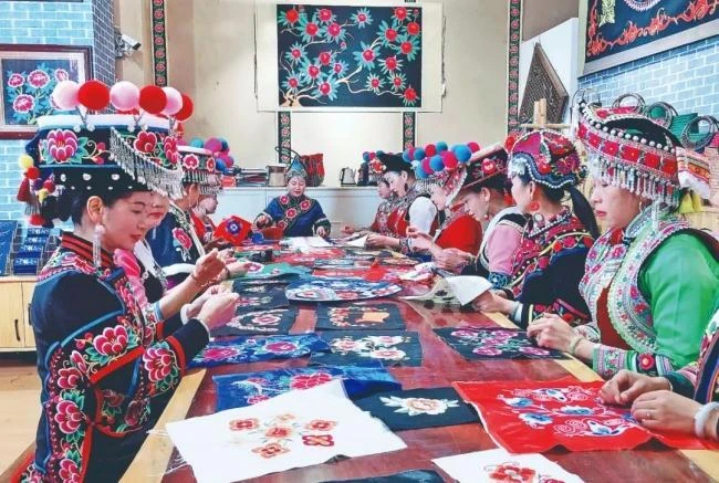 千年彝绣“破圈” 一缕文脉“联城”——从“活”起来到“火”起来的楚雄范式