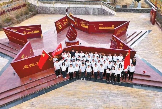 全省各地各部门和社会各界开展“我们的节日·清明”主题文化活动——<br>清明祭英烈 红色薪火传