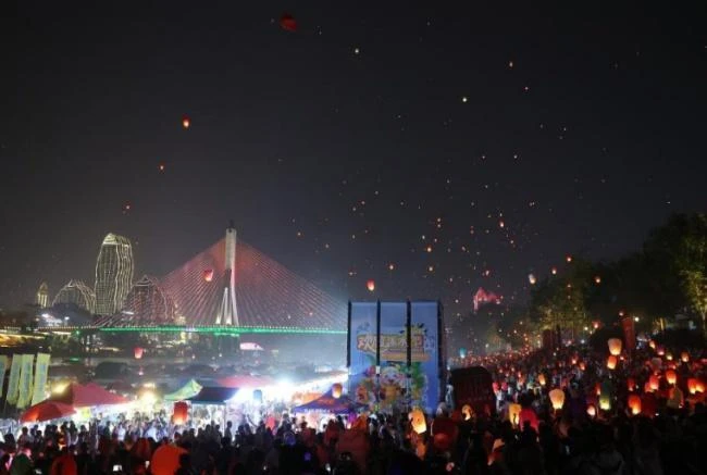 天上星河转 人间灯火明：在云南西双版纳邂逅光的海洋