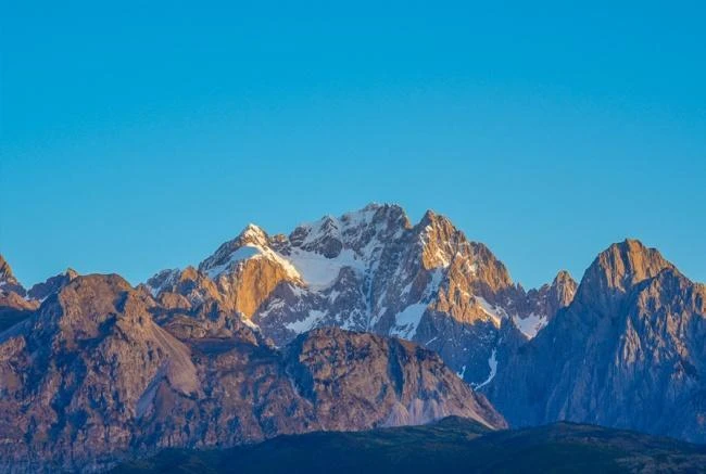 夏日丽江 邂逅一场“日照金山”