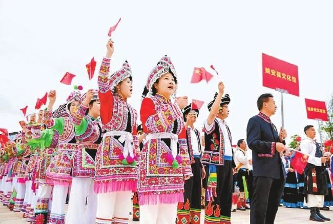 我省举办纪念中国工农红军长征胜利90周年群众合唱展演