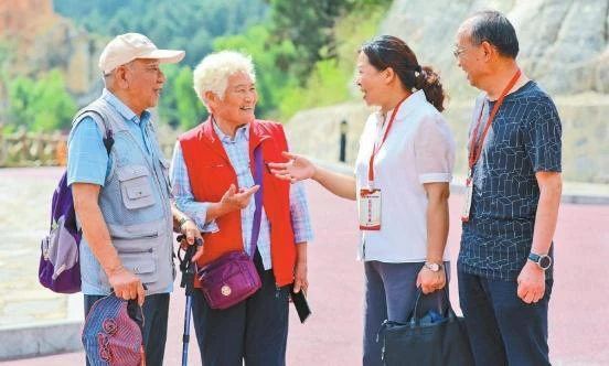 陆良县纪检监察干部近日到彩色沙林景区了解情况