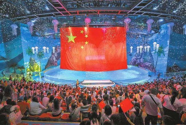 红旗耀云岭　同声颂祖国